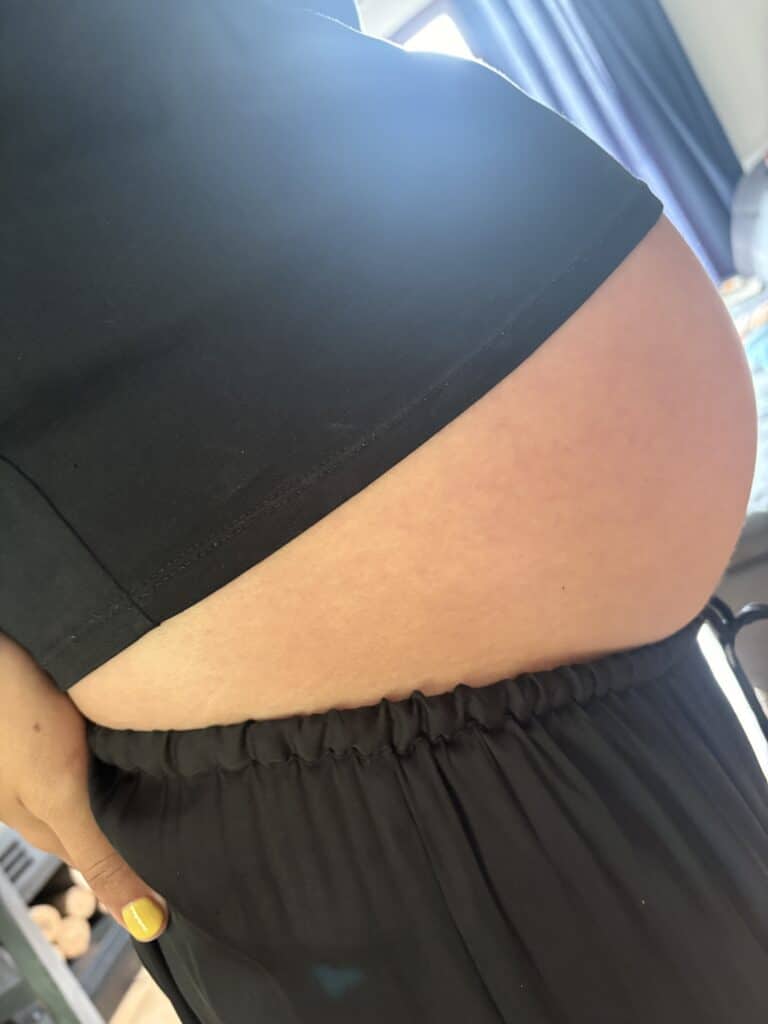Femme enceinte pendant un moment de détente et de préparation à la naissance