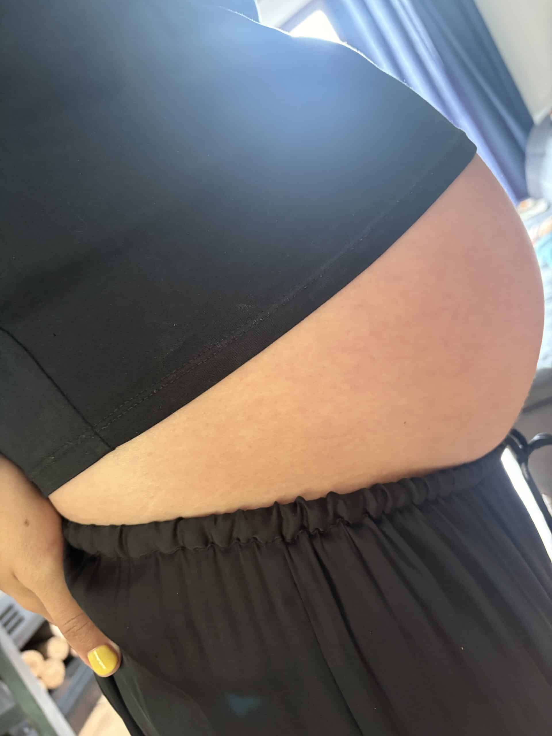 Femme enceinte pendant un moment de détente et de préparation à la naissance